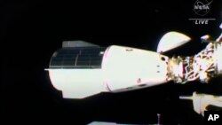 Foto sa a ke la NASA pibliye montre Dragon SpaceX la ap kole ko'l sou Stasyon Spasyal Entenasyonal la, Jedi 11 Nov. 2021.