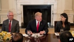 Tổng thống Donald Trump, ngoại trưởng Rex Tillerson (trái) và đại sứ Mỹ tại Liên hiệp quốc Nikki Haley (phải) trong bữa ăn trưa làm việc tại Tòa Bạch Ốc ngày 29/1/2018.