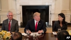 پرزیدنت دونالد ترامپ (وسط)، رکس تیلرسون وزیر خارجه (چپ) و نیکی هیلی نماینده آمریکا در سازمان ملل متحد در کاخ سفید - ۹ بهمن ۱۳۹۶
