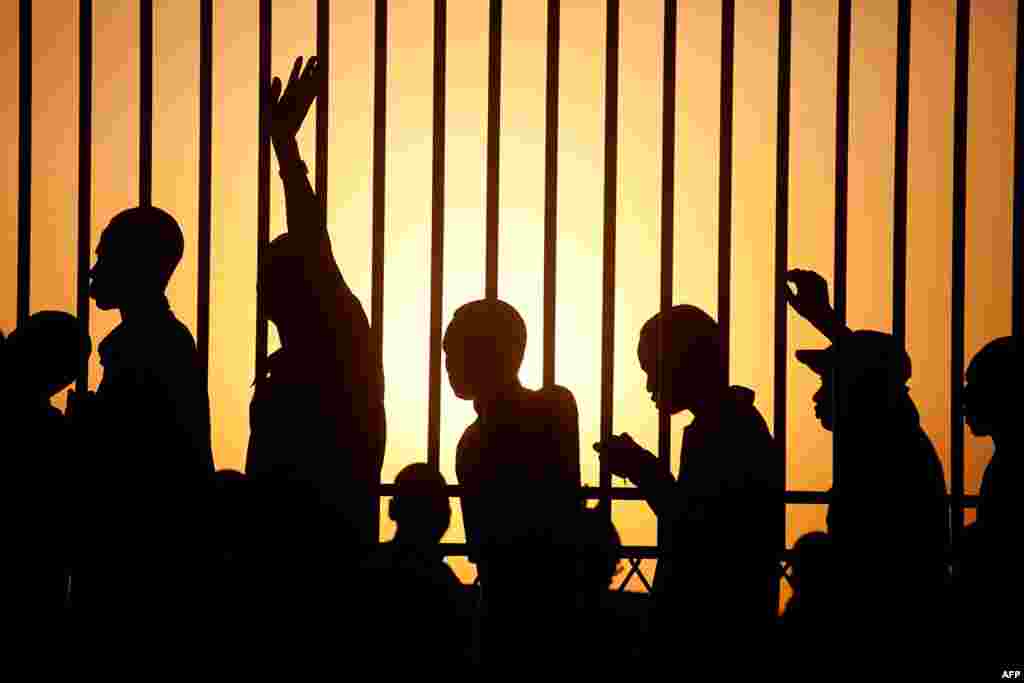 Southern Sudanese line up to vote for independence at dawn in the southern capital of Juba, Jan. 9, 2011. (AP)