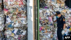 Seorang petugas memeriksa sampah-sampah plastik dari Australia di pelabuhan Tanjung Perak, Surabaya, 9 Juli 2019 (foto: ilustrasi). 