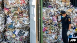 9일 인도 수라바야 항에서 조사관이 호주에서 수입된 쓰레기를 조사하고 있다. 
