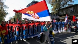 Srbi u Kosovskoj Mitrovici protestuju zbog predstojećih lokalnih izbora, 22. oktobra 2013. 