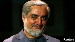  Abdullah Abdullah tsohon ministan harkokin wajen kasar Afghanistan wanda ke kan gaba kadan a zaben shugaban kasa