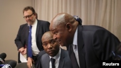 Mmusi Maimane, dirigeant de l’Alliance démocratique (DA), principal dirigeant de l'opposition sud-africaine, aux côtés du leader du Congrès du peuple, avant une réunion à Sandton, Afrique du Sud, 17 août 2016.