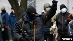 Một người trong nhóm vũ trang trước đồn cảnh sát ở Slaviansk, ngày 12 tháng 4, 2014.