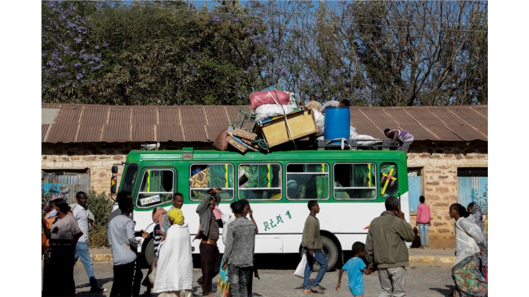 Sebuah bus yang membawa para pengungsi tiba di sekolah dasar Tsehaye, yang diubah menjadi tempat penampungan sementara bagi para pengungsi akibat konflik, di kota Shire, wilayah Tigray, Ethiopia, 14 Maret 2021. (REUTERS / Baz Ratner / File Photo)