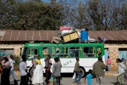 Sebuah bus yang membawa para pengungsi tiba di sekolah dasar Tsehaye, yang diubah menjadi tempat penampungan sementara bagi para pengungsi akibat konflik, di kota Shire, wilayah Tigray, Ethiopia, 14 Maret 2021. (REUTERS / Baz Ratner / File Photo)