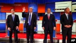 (Từ trái sang) Thượng nghị sĩ Marco Rubio, doanh nhân Donald Trump, Thượng nghị sĩ Ted Cruz, và Thống đốc John Kasich trước cuộc tranh luận ở Detroit hôm 3/3/2016.