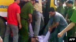 Bức ảnh trích từ video viên đại úy công an Minh đạp giày vào mặt anh Nguyễn Chí Đức, ngày 17/7/2011.