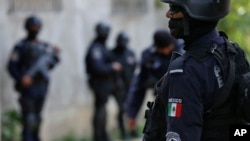 Des policiers patrouillent les quartiers pauvres d'Acapulco, au Mexique, le 21 juin 2018.