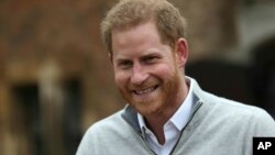 Принц Гарри беседует с журналистами у Виндзорского дворца после того, как его супруга герцогиня Сассекская Меган родила сына. 6 мая 2019 г.