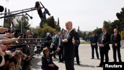 Menlu Inggris William Hague berbicara kepada wartawan dalam pertemuan informal para menteri luar negeri Uni Eropa di Athena (4/4/2014). 