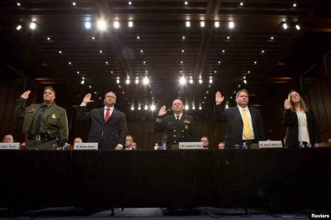 Testigos prestaron juramento durante una audiencia del Comité Judicial del Senado titulada "Supervisión de los esfuerzos de inmigración y reunificación familiar" en Capitol Hill en Washington, EE.UU., 31 de julio de 2018. Carla Provost, jefe interino de la Patrulla Fronteriza; Matthew Albence, ejecutivo Director Asociado Ejecución y Operaciones de Deportación Inmigración y Aduanas; Comandante Jonathan D. White, Cuerpo Comisionado del Servicio de Salud Pública; James R. McHenry III, Director Oficina Ejecutiva de Revisión de Inmigración en el Departamento de Justicia, y Jennifer Higgins, Directora Asociada de Refugiados, Dirección de Asilo y Operaciones Internacionales, Servicios de Ciudadanía e Inmigración de EE. UU., Departamento de Seguridad Nacional. REUTERS / Allison Shelley