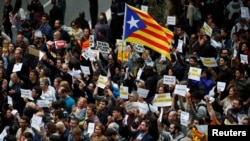 Partidarios de la independencia de Cataluña protestan en Barcelona este lunes 21 de octubre de 2019 por las condenas impuestas a los líderes separatistas.