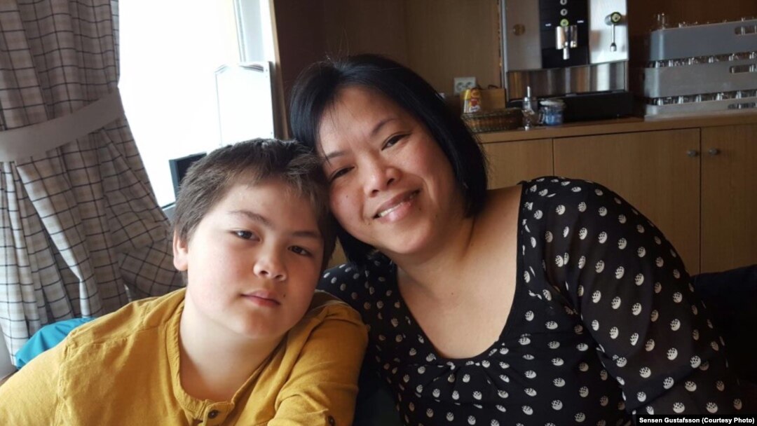 Sensen Gustafsson dan putranya, warga Indonesia yang sudah 14 tahun menetap di Stockholm, Swedia. Ibu dua anak ini adalah mantan wartawan “Forum Keadilan”. (Courtesy: Sensen Gustafsson)
