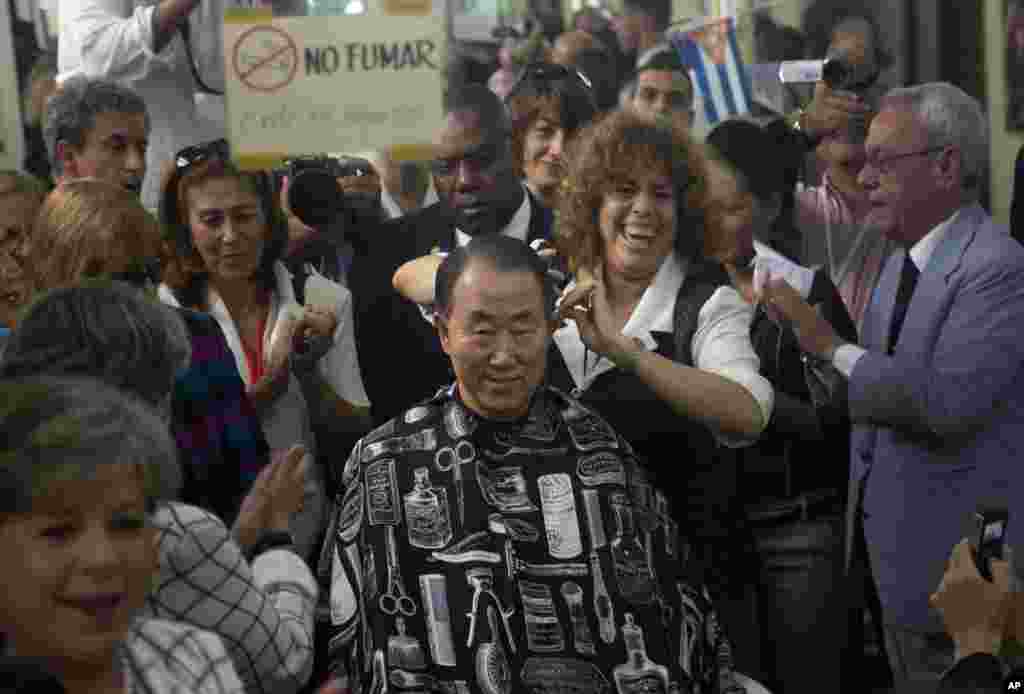 Sekjen PBB Ban Ki-moon mencoba layanan potong rambut di kota tua Havana, Kuba di sela-sela KTT Amerika Latin di sana.