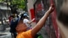 مخالفان دولت تایلند داوطلبانه پاکسازی خیابان های پایتخت از دیوارنگاره های اعتراضی را برعهده گرفته اند. 