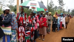 Kenijci u redu za glasanje u gradu Gatundu