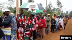 Eleitores na fila para votar em Gatundu, condado de Kiambu, Quénia, Ago. 8, 2017.