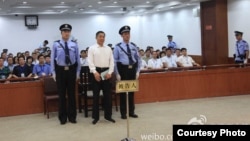 Bo Xilai saat menghadiri sidang di pengadilan Jinan, China (Foto: Microblog Pengadilan Jinan, China) 