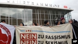 2016年1月6日人们在德国科隆打着横幅“无种族主义，无性别歧视”抗议。