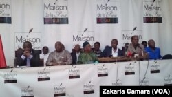 El Mohamed Lamine Fofana, chef de la commission d’enquête dans l’affaire Getma et André Camara directeur général de Minerve Consulting lors d'une conférence de presse à Conakry en Guinée, le 26 avril . (VOA/ Zakaria Camara)