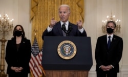 Presiden Joe Biden memberi penjelasan didampingi Wapres Kamala Harris dan Menlu Antony Blinken di Gedung Putih (20/8).