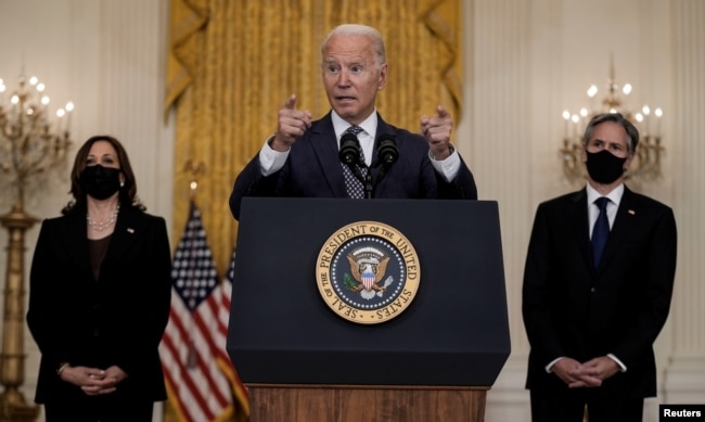 Presiden Joe Biden memberi penjelasan didampingi Wapres Kamala Harris dan Menlu Antony Blinken di Gedung Putih (20/8).