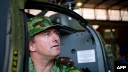 Le Professeur Lee White, né en Grande-Bretagne, responsable de l'Agence nationale des parcs nationaux du Gabon (ANPN), est assis dans un hélicoptère Gazelle anti-braconnage pour la faune.