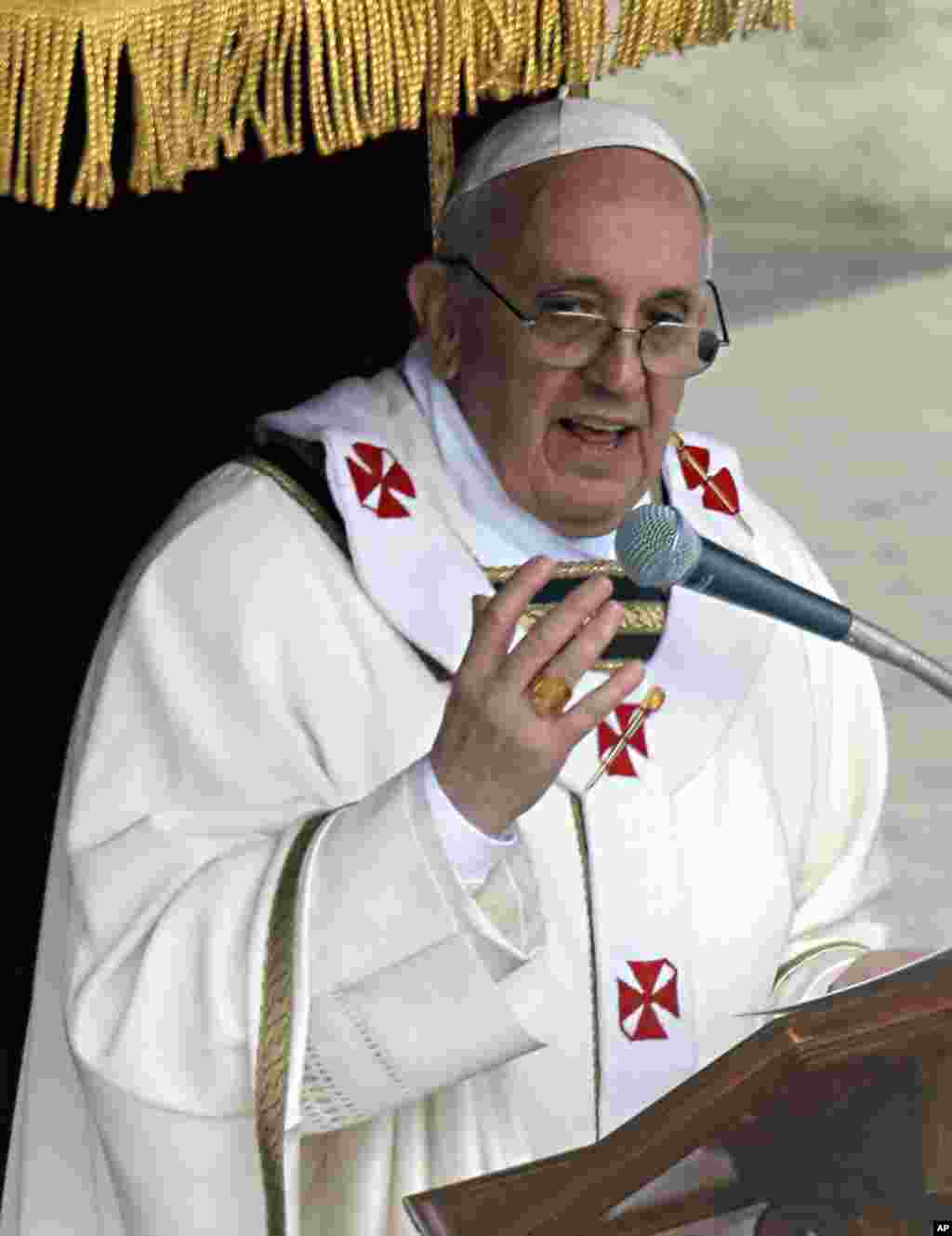 Durante la homil&iacute;a el Papa p&iacute;di&oacute; a los gobernantes ser &quot;custodios&quot; de la creaci&oacute;n de Dios.