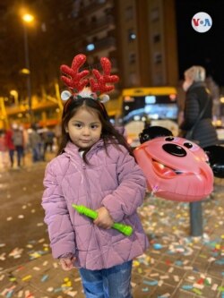 Tras el desfile, Mía, de 3 años e hija de colombianos, espera con ilusión que los Reyes Magos le traigan regalos durante la noche. [Foto: Júlia Riera, VOA]