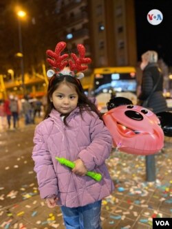 Tras el desfile, Mía, de 3 años e hija de colombianos, espera con ilusión que los Reyes Magos le traigan regalos durante la noche. [Foto: Júlia Riera, VOA]
