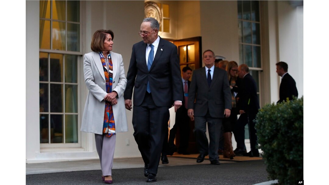 Liderka demokrata u Predstavničkom domu Nensi Pelosi i predvodnik demokratske manjine u Senatu Čak Šumer, idu da se obrate medijima nakon sastanka sa predsednikom Donaldom Trampom.