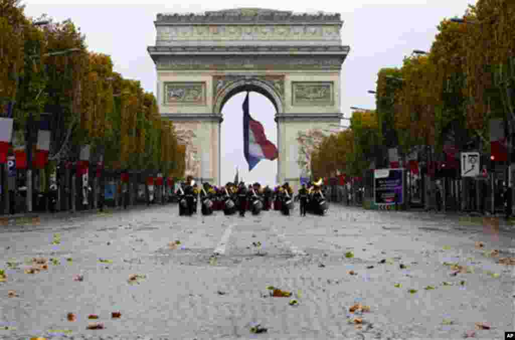 French republican guards parade on the Champs Elysee avenue in Paris, Thursday, Nov. 11, 2010, as part of the Armistice Day ceremonies marking the 92th anniversary of the end of World War I. (AP Photo/Bob Edme)