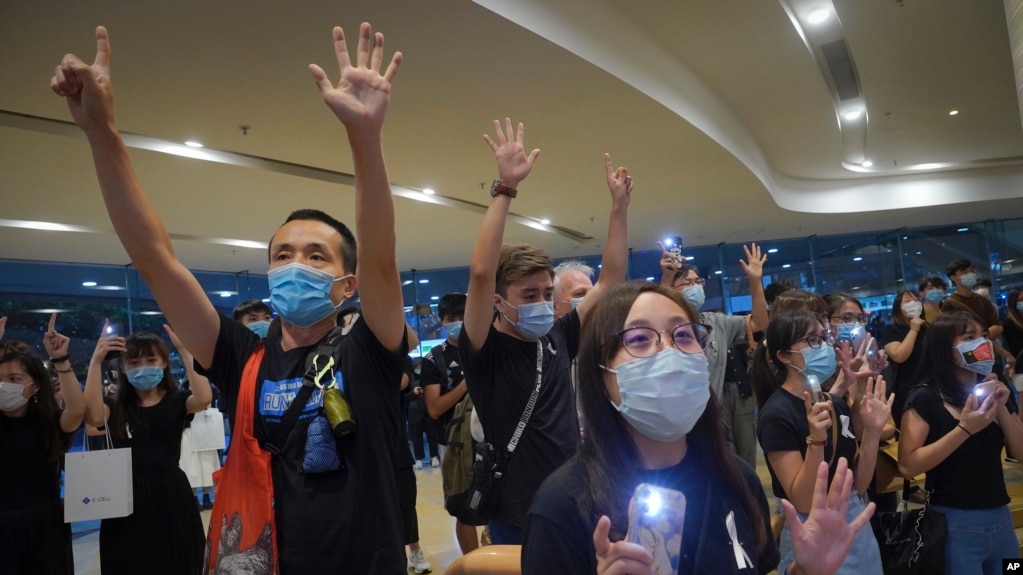 香港抗议者在一家商场内集会纪念香港百万人大游行一周年并要求“五项诉求缺一不可”。（2020年6月15日）