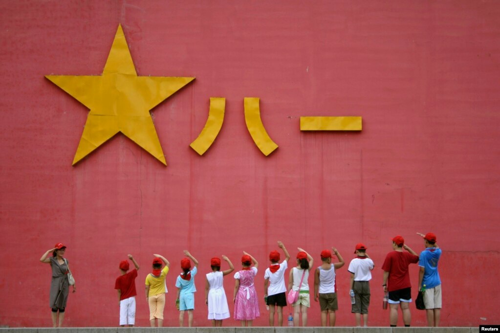 中国小学生向解放军军徽敬礼。（资料照片）(photo:VOA)