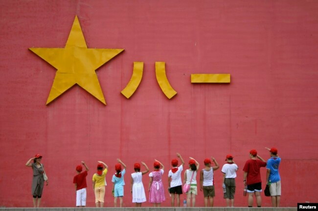 中國小學生向解放軍軍徽敬禮。 （資料照片）