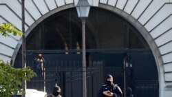 Pasukan keamanan menjaga pintu masuk Istana Kehakiman Rabu, 8 September 2021 di Paris.