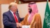 Predsednik SAD Donald Tramp rukuje se sa saudijskim prestolonasljednikom Mohamedom bin Salmanom na marginama samita G20 u Osaki, 29. jun 2019.
