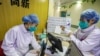 中国武汉一所医院的医务人员戴着口罩在工作。（2020年1月30日）