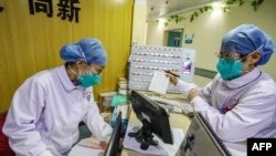 中國武漢一所醫院的醫務人員戴著口罩在工作。 （2020年1月30日）