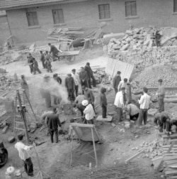 1958年10月大跃进时期北京新侨饭店员工修建一个小型炼钢炉