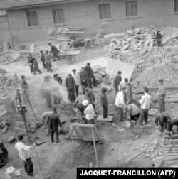 1958年10月大跃进时期北京新侨饭店员工修建一个小型炼钢炉