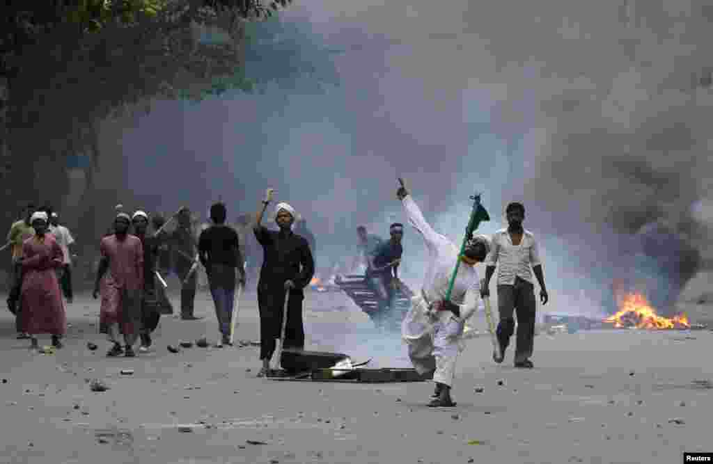 بنگلہ دیش کے دارالحکومت ڈھاکہ میں مظاہرین اور پولیس کے درمیان جھڑپیں