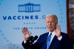 Presiden Joe Biden berbicara tentang vaksinasi COVID-19 setelah meninjau lokasi konstruksi Clayco Corporation untuk pusat data Microsoft di Elk Grove Village, Illinois, 7 Oktober 2021.