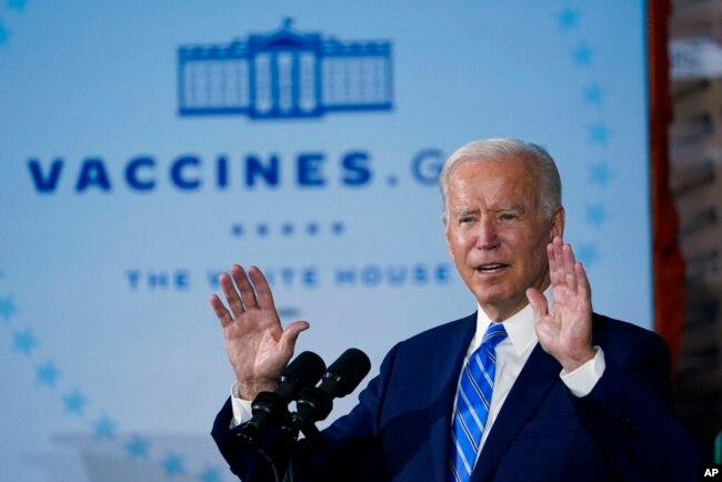 Presiden Joe Biden berbicara tentang vaksinasi COVID-19 setelah meninjau lokasi konstruksi Clayco Corporation untuk pusat data Microsoft di Elk Grove Village, Illinois, 7 Oktober 2021.