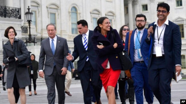 亚历山德里亚·奥卡西奥-科蒂斯(中)等新当选的国会众议员在华盛顿国会山合影。(2018年11月14日)