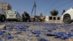 Orang-orang tampak lalu lalang dengan motornya di dekat lokasi serangan udara yang dilancarkan oleh Arab Saudi di Sanaa, Yaman, pada 11 November 2021. (Foto: Reuters/Khaled Abdullah)