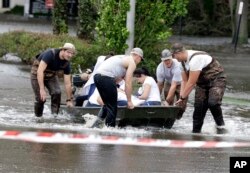 Un paciente es evacuado en bote del Centro Médico St. Vincent debido a la inundación causada por el huracán Irma, que cubrió el primer piso del hospital en Jacksonville, Florida. Sept. 11, 2017.